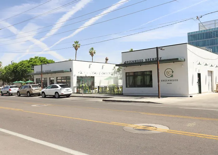 Compact Urban Living In Dtph, Pool & Parking